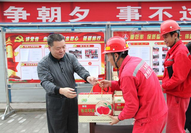陜煤集團(tuán)總經(jīng)理助理、建設(shè)集團(tuán)聯(lián)合黨委書記、董事長寧興剛一行深入礦建二公司冶坪項目部慰問一線職工