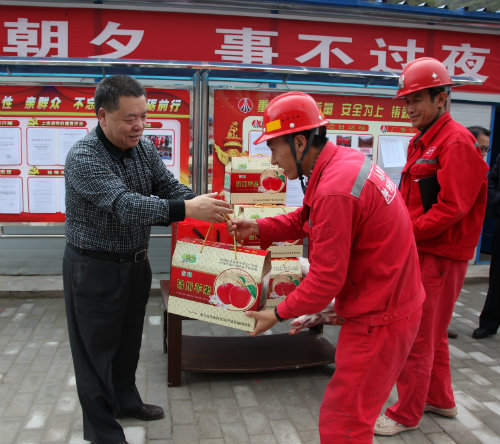 建設(shè)集團(tuán)公司領(lǐng)導(dǎo)國慶期間走訪慰問