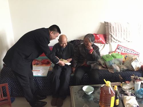 礦建二公司慰問困難職工，送去企業(yè)關(guān)愛