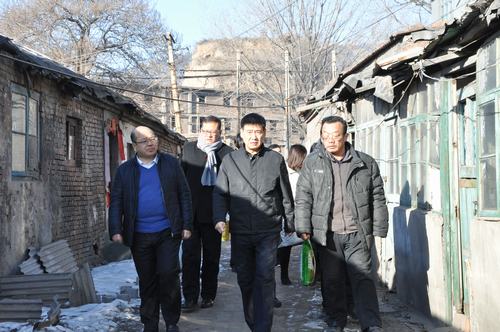 建設(shè)集團(tuán)聯(lián)合黨委副書記、紀(jì)委書記、工會(huì)主席侯本英 為韓城分公司困難職工送來(lái)春節(jié)祝福