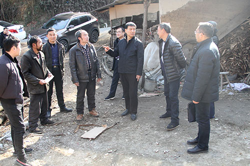 建設(shè)集團(tuán)聯(lián)合黨委副書記 紀(jì)委書記 工會(huì)主席侯本英前往大壩村慰問(wèn)貧困戶