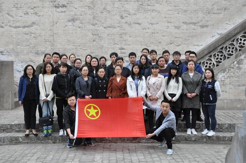 韓城分公司開展“緬懷革命先烈、弘揚(yáng)愛國主義精神”團(tuán)員青年掃墓活動