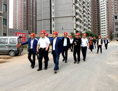 寧興剛、王明智一行深入銅煤1#、2#住宅小區(qū)施工現(xiàn)場(chǎng)調(diào)研指導(dǎo)工作