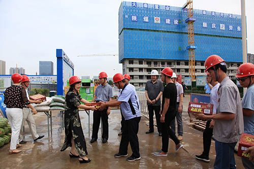 集團(tuán)工會(huì)副主席楊永紅看望慰問(wèn)施工一線員工