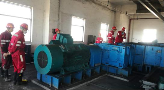 榆北煤業(yè)公司總經(jīng)理石增武深入機(jī)電安裝公司施工一線開(kāi)展調(diào)研