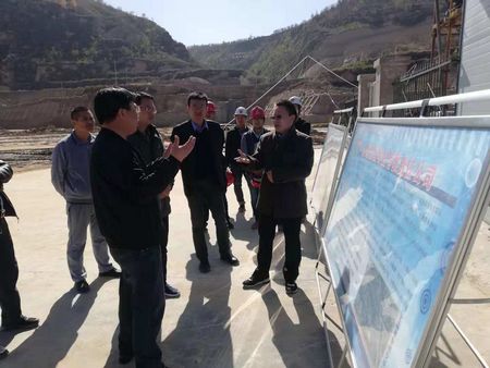 揚(yáng)州市對(duì)口幫扶榆林市工作組組長(zhǎng)、榆林市政府副秘書(shū)長(zhǎng)孫景亮一行蒞臨陜煤建設(shè)天工公司承建的清澗北國(guó)棗業(yè)紅棗深加工項(xiàng)目考察指導(dǎo)工作