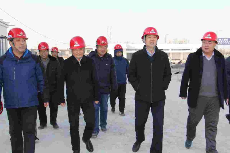 陜煤建設(shè)副總工程師宋培章來川耀項目 服務(wù)區(qū)檢查指導(dǎo)工作