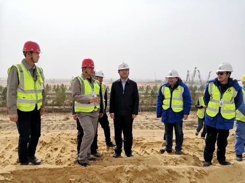 榆林化學(xué)公司執(zhí)行董事宋世杰一行蒞臨陜煤建設(shè)銅煤公司煤炭分質(zhì)利用制化工新材料示范項目廠前區(qū)土方平整項目現(xiàn)場檢查指導(dǎo)工作