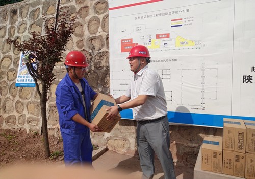 盛夏送清涼，關(guān)愛暖人心