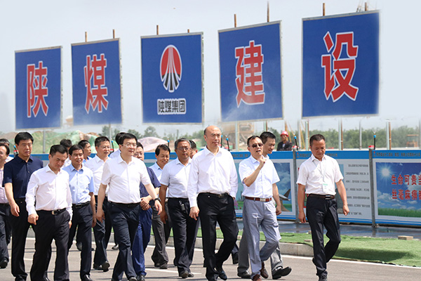 陜西省委副書(shū)記、省長(zhǎng)劉國(guó)中一行深入陜煤建設(shè)渭南分公司南京金龍電動(dòng)車項(xiàng)目視察工作