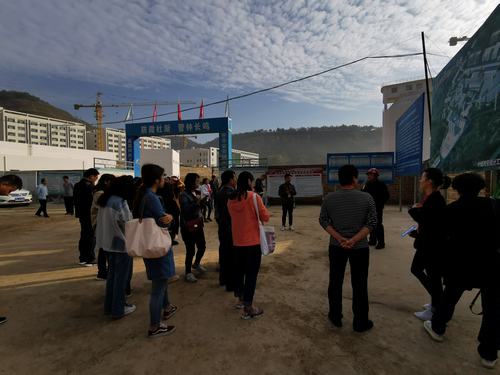 “新中國從這里走來”網(wǎng)絡(luò)主題活動媒體團走進陜煤建設(shè)礦建二公司車村項目部