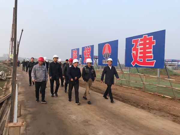 渭南市常務(wù)副市長楊武民、開沃新能源汽車集團(tuán)副董事長丁星勝一行現(xiàn)場推進(jìn)渭南南京金龍項目建設(shè)