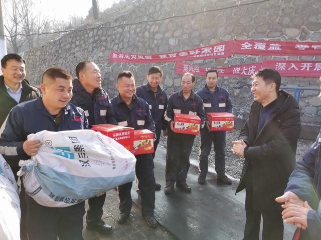 陜煤建設(shè)洗選煤運(yùn)營公司春節(jié)期間慰問一線職工