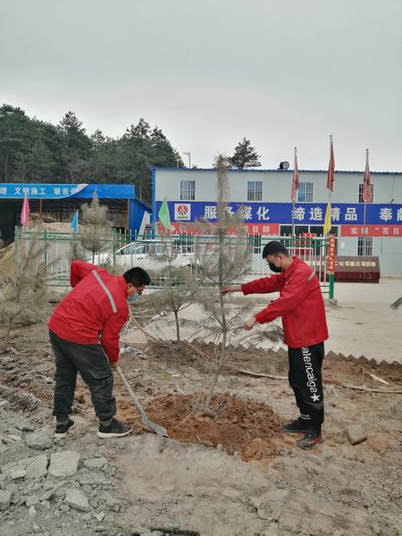 陜煤建設(shè)礦建二公司建莊項(xiàng)目部開展“植樹抗疫、青年先行”植樹活動(dòng)