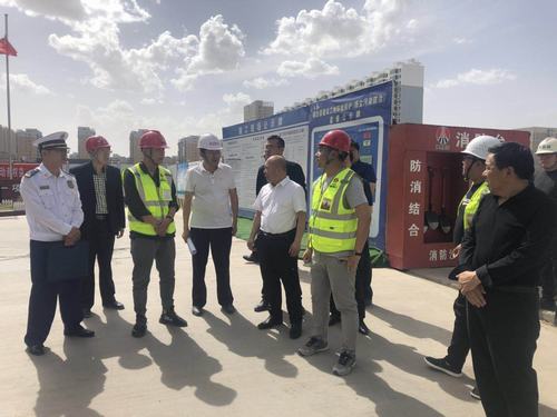 靖邊縣縣委常委、常務(wù)副縣長(zhǎng)孟春偉一行蒞臨陜煤建設(shè)銅煤公司承建的金地華府項(xiàng)目檢查指導(dǎo)工作