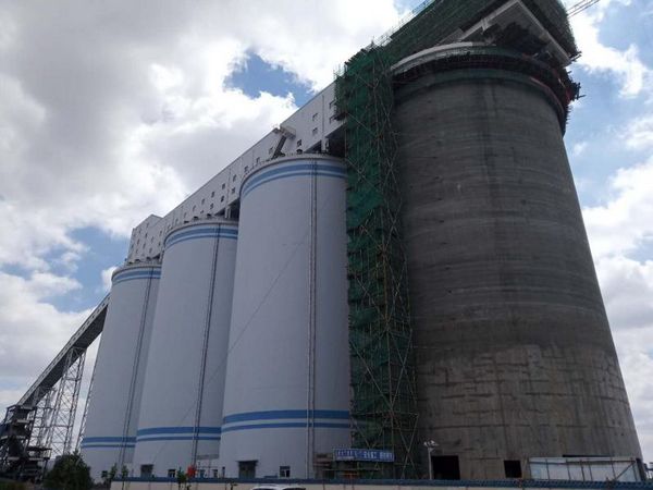 陜煤建天工公司承建的榆林曹家灘礦井原煤倉擴建主體工程順利封頂