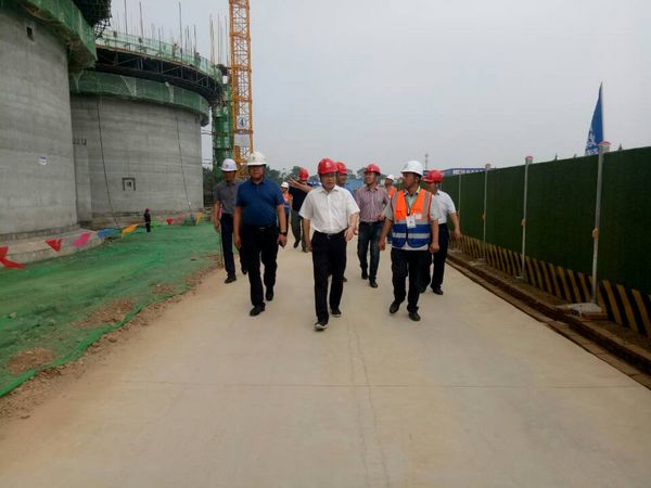 中儲糧西安分公司總經(jīng)理戴中文、新建項目領導小組組長王錄印蒞臨天工公司承建的中儲糧淺圓倉工地檢查指導工作