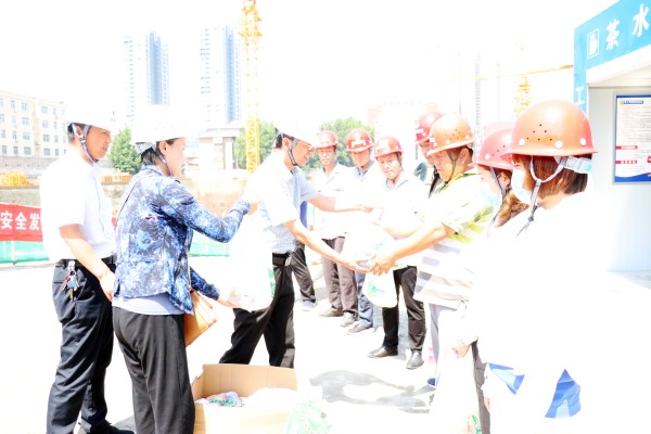 陜煤建設(shè)澄合分公司扎實(shí)開展夏日送清涼活動(dòng)