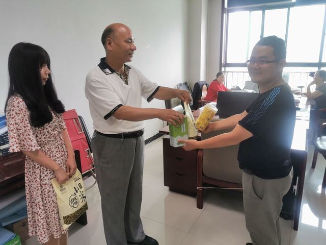 炎炎夏日送清涼 真切關(guān)懷到一線