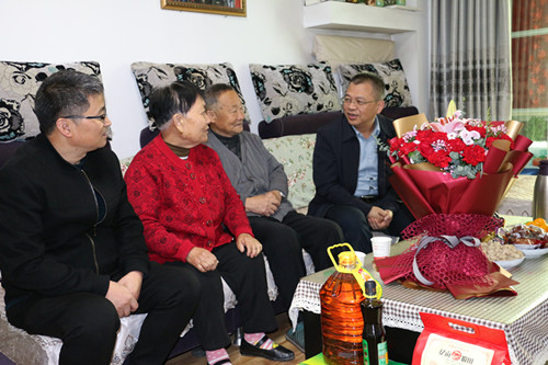  情系職工送關(guān)愛(ài)  愛(ài)在重陽(yáng)暖人心