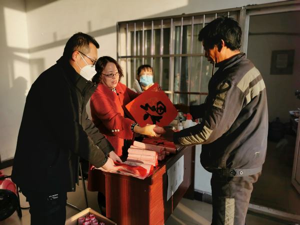 陜煤建設(shè)洗選煤運(yùn)營公司澄合山陽運(yùn)營項(xiàng)目部：迎新年 贈春聯(lián) 送祝福 暖人心