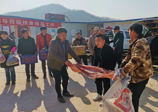 陜煤建設(shè)礦建三公司大年初一送“?！钡焦さ?！