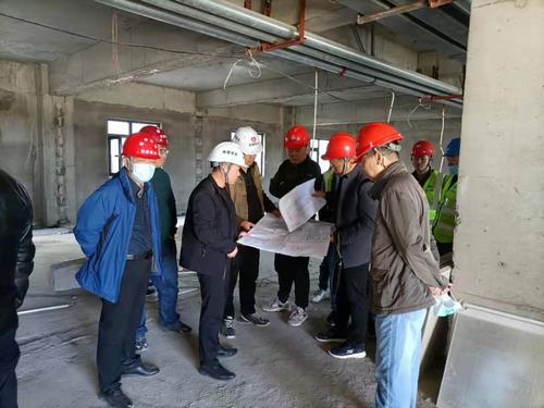靖神鐵路公司副總經(jīng)理何澄一行深入陜煤建設(shè)銅煤公司第八項(xiàng)目部孟家灣機(jī)輛中心項(xiàng)目檢查指導(dǎo)工作