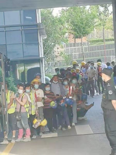 陜煤建設(shè)天工公司“移動(dòng)接種車”進(jìn)工地300名工人 “一站式”接種疫苗