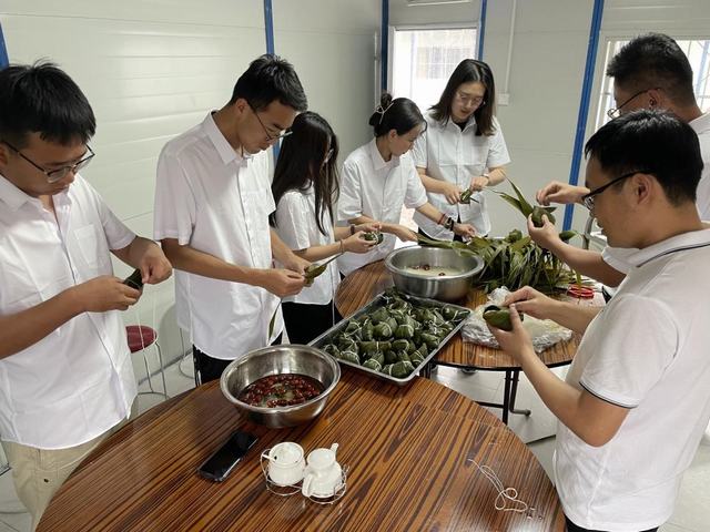 陜煤建設(shè)西北分公司開展“品味端午，傳承文明”包粽子活動(dòng)