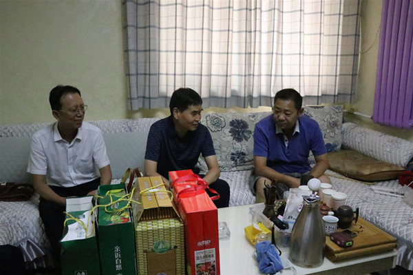 楊讓順“七一”前夕走訪慰問(wèn)陜煤建設(shè)澄合分公司困難黨員