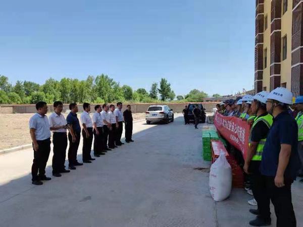 靖神鐵路公司黨委副書記、董事長(zhǎng)陳俊濤為陜煤建設(shè)銅煤公司第八項(xiàng)目部靖神鐵路孟家灣機(jī)輛中心項(xiàng)目干部職工等送清涼