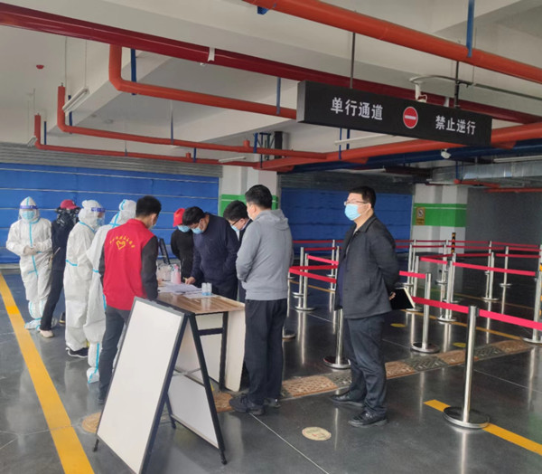 彬州市副市長(zhǎng)唐海崗一行蒞臨陜煤建設(shè)咸陽(yáng)分公司銀西高彬州東前廣場(chǎng)項(xiàng)目進(jìn)行疫情防控檢查指導(dǎo)