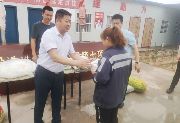 趙敬凱深入一線(xiàn)開(kāi)展“送清涼”慰問(wèn)活動(dòng)