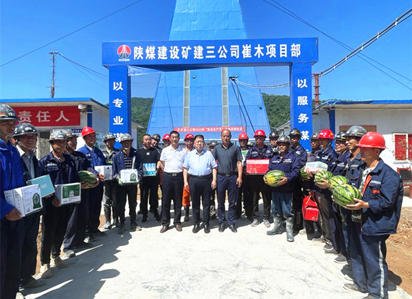 王寧深入施工一線(xiàn)開(kāi)展慰問(wèn)“送清涼”