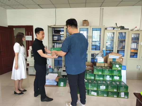 炎炎夏日送清涼，濃濃關(guān)愛沁人心