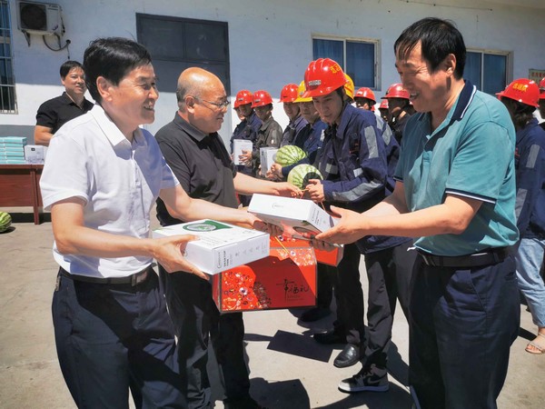 楊讓順深入施工一線(xiàn)開(kāi)展“送清涼”慰問(wèn)