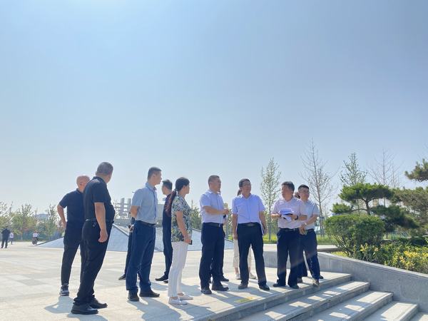 空港新城管委會(huì)領(lǐng)導(dǎo)調(diào)研組蒞臨空港城市中心公園指導(dǎo)工作