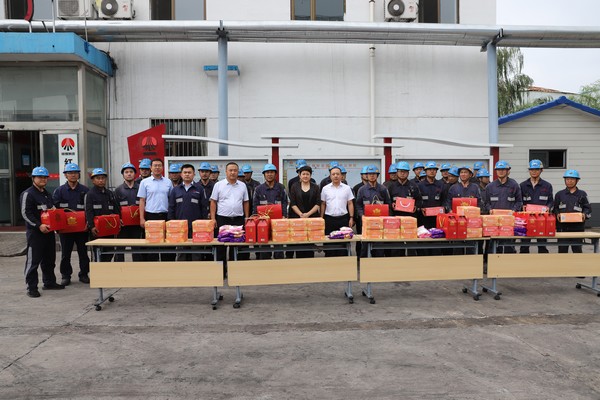 紅柳林礦業(yè)公司領(lǐng)導(dǎo)深入陜煤建設(shè)洗選煤運(yùn)營(yíng)公司紅柳林洗煤廠項(xiàng)目部開展“送清涼”活動(dòng)