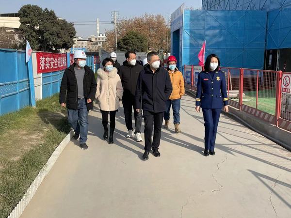 西安市新城區(qū)委常委、副區(qū)長楊珩蒞臨陜煤建設(shè)新城公司第二項(xiàng)目部檢查指導(dǎo)工作