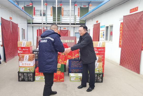 陜煤建設礦建二公司經(jīng)理白鳳忠前往施工一線進行春節(jié)慰問