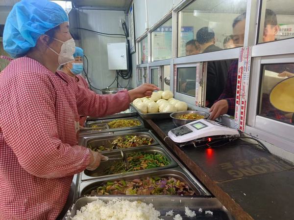 陜煤建設礦建二公司王峰項目部：加強食堂管理 可口飯菜熱騰騰