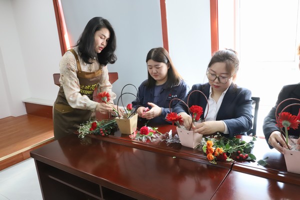 陜煤建設(shè)洗選煤運營公司開展“赴春天之約 綻巾幗芳華”插花活動