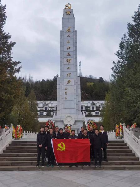 陜煤建設(shè)礦建二公司車(chē)村項(xiàng)目部黨支部開(kāi)展“祭掃烈士陵園緬懷革命先烈”活動(dòng)