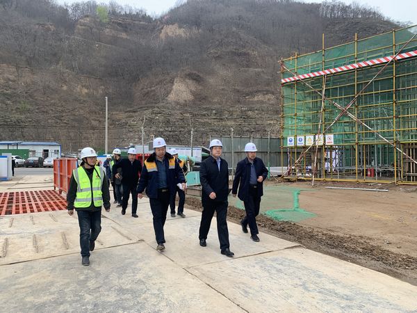 陜西彬長(zhǎng)集團(tuán)有限公司董事長(zhǎng)、黨委書(shū)記一行蒞臨陜煤建設(shè)天工公司承建的儲(chǔ)煤倉(cāng)工地檢查指導(dǎo)工作