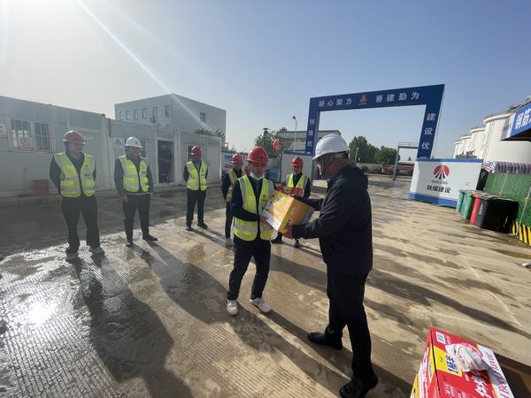 陜煤建設(shè)銅煤公司：一線奮斗勇?lián)?dāng) 節(jié)日慰問(wèn)送關(guān)懷