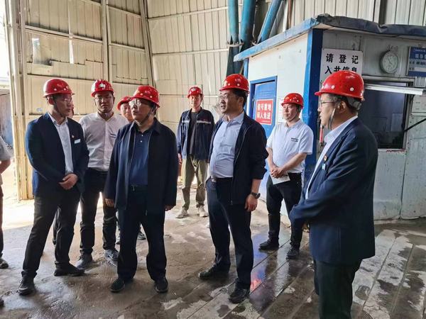 陜煤股份有限公司常務副總經理李孝波、彬長礦業(yè)有限公司總經理焦小年蒞臨陜煤建設礦建二公司第一項目部檢查指導工作