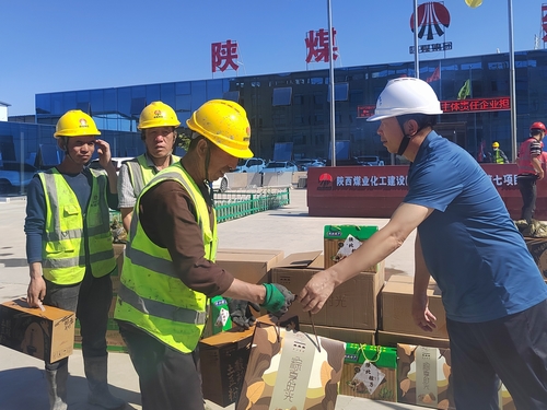 榆林市住房和城鄉(xiāng)建設(shè)局統(tǒng)建代建中心主任李宏一行蒞臨陜煤建設(shè)直屬第七項(xiàng)目部檢查慰問(wèn)