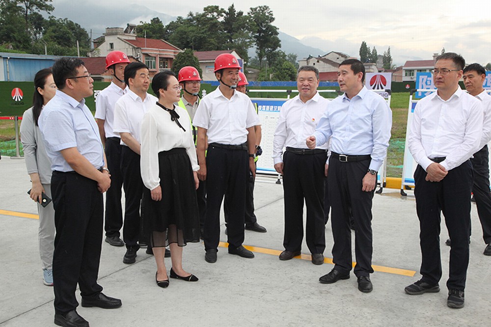 陜煤集團(tuán)黨委書(shū)記、董事長(zhǎng)張文琪視察建設(shè)集團(tuán)承建的漢陰縣實(shí)驗(yàn)中學(xué)項(xiàng)目