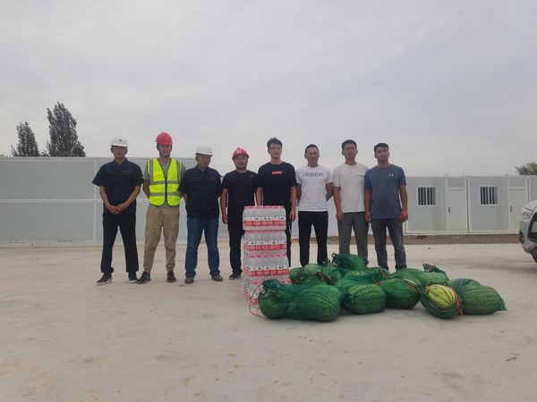 伊寧聯(lián)創(chuàng)集團(tuán)組織部長(zhǎng)謝輝蒞臨伊犁州伊寧市煤炭?jī)?chǔ)運(yùn)中心基地建設(shè)項(xiàng)目開(kāi)展“送清涼”慰問(wèn)