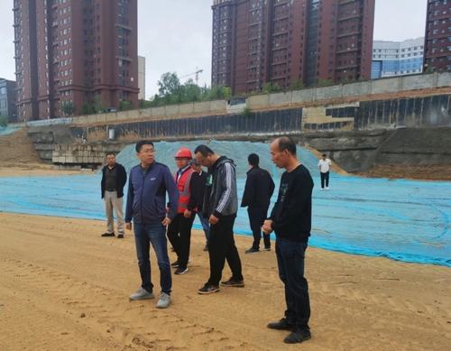 榆林市城市投資房地產(chǎn)開發(fā)有限公司執(zhí)行董事、總經(jīng)理徐鯤一行蒞臨榆溪圣境項(xiàng)目檢查指導(dǎo)工作